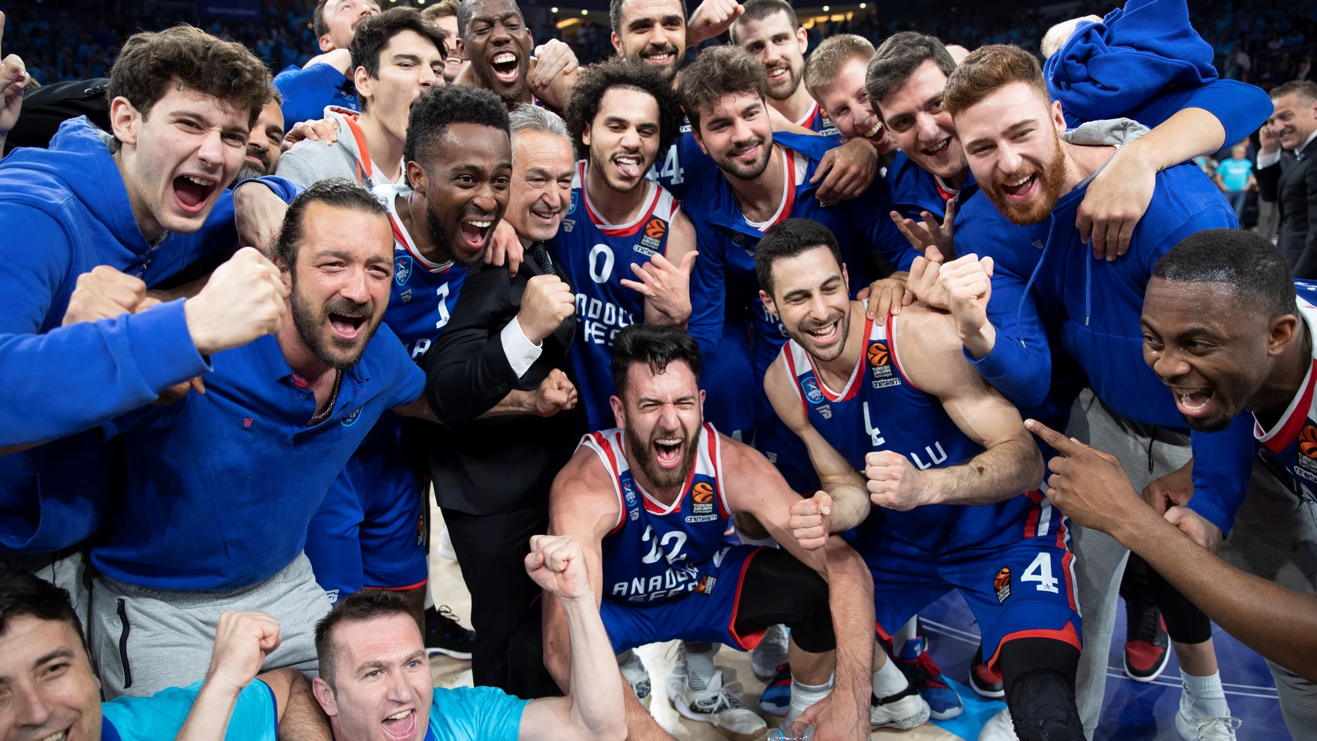 El Efes celebra el triunfo en Euroliga El Efes celebra el triunfo en Euroliga