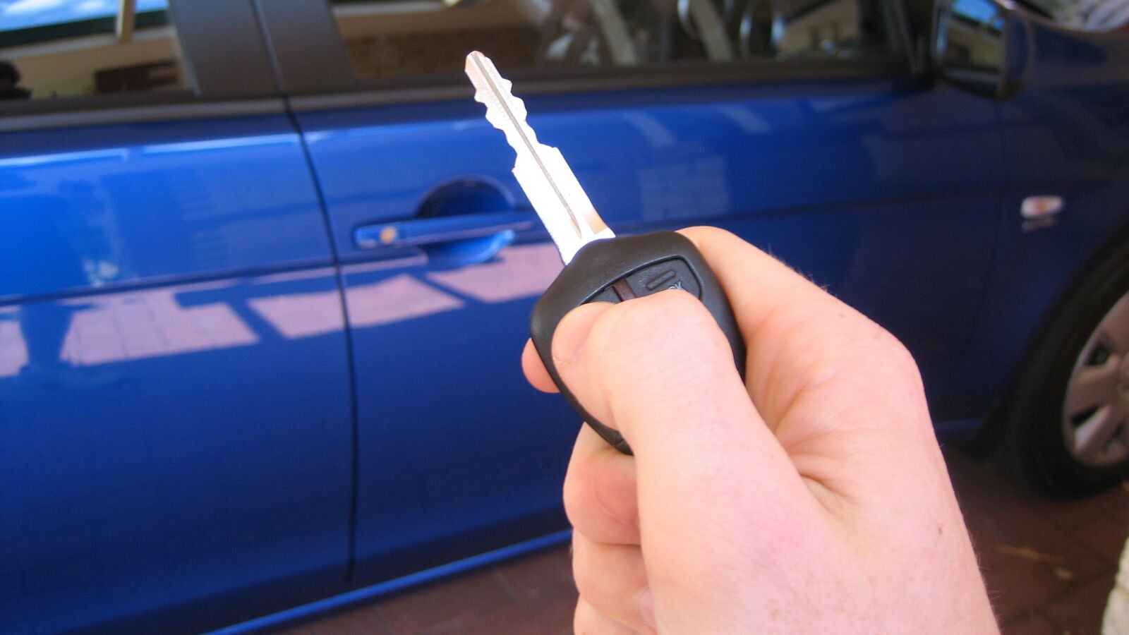 La razón por la que no debes dejar las llaves de casa en el interior del coche