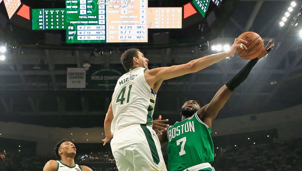 Nikola Mirotic tapona a Jaylen Brown