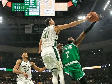 Nikola Mirotic tapona a Jaylen Brown Nikola Mirotic tapona a Jaylen Brown
