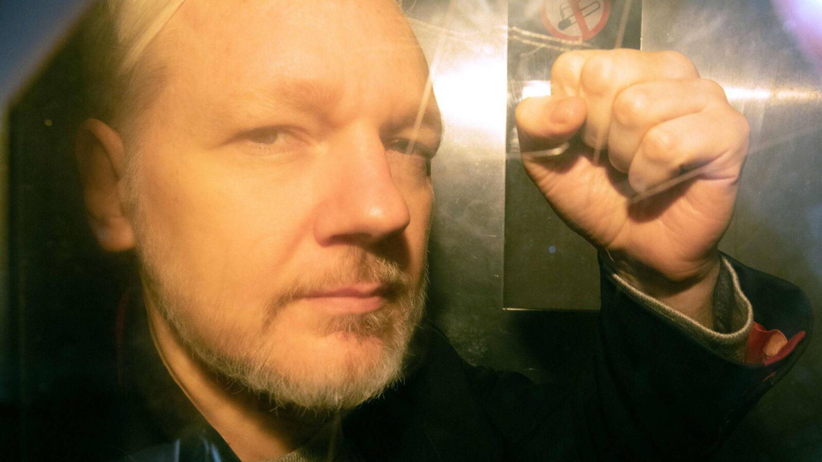 Julian Assange, detenido por la Policía británica en la Embajada de Ecuador en Londres
