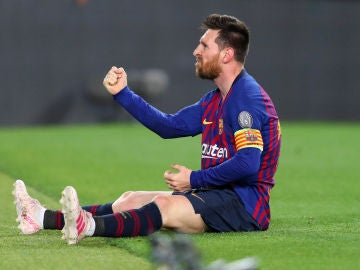 Messi celebra sentado un gol con el Barcelona