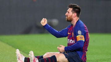 Messi celebra sentado un gol con el Barcelona