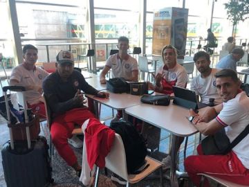 La plantilla de Argentinos Juniors, en el aeropuerto