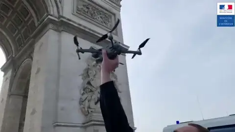 Así vigila la policía francesa a los manifestantes Así vigila la policía francesa a los manifestantes