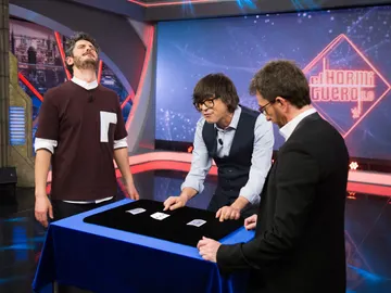 Luis Piedrahita engaña con el 'truco del trilero' a Antonio Pagudo en 'El Hormiguero 3.0' Luis Piedrahita engaña con el 'truco del trilero' a Antonio Pagudo en 'El Hormiguero 3.0'