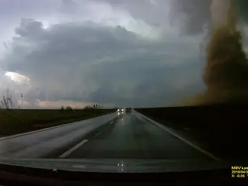 Impactantes imágenes de un tornado en Rumanía Impactantes imágenes de un tornado en Rumanía