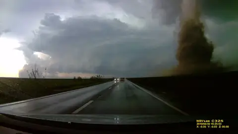 Impactantes imágenes de un tornado en Rumanía Impactantes imágenes de un tornado en Rumanía