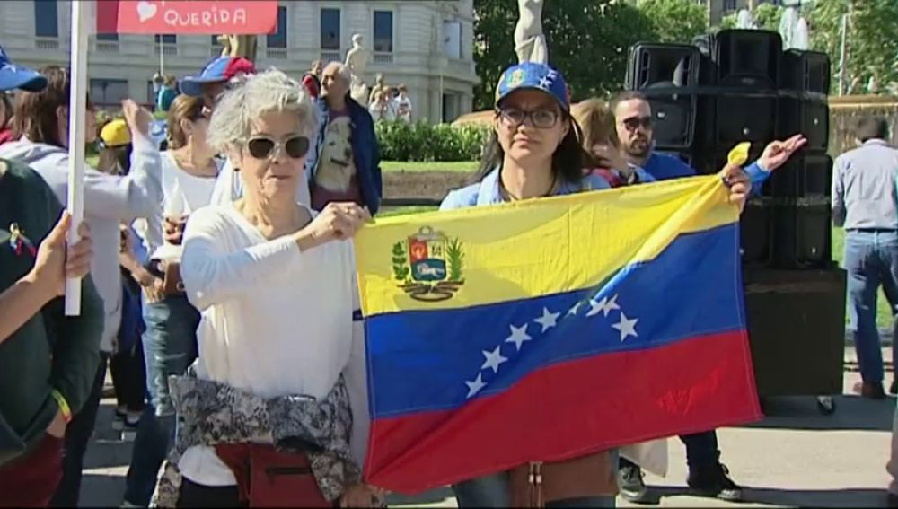 Unos 300 venezolanos se concentran en Barcelona en apoyo a Guaidó y López