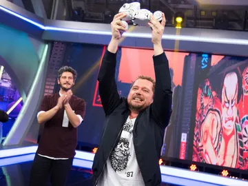 El Monaguillo sorprende en 'El Hormiguero 3.0' con el camaleón 'comefichas' El Monaguillo sorprende en 'El Hormiguero 3.0' con el camaleón 'comefichas'