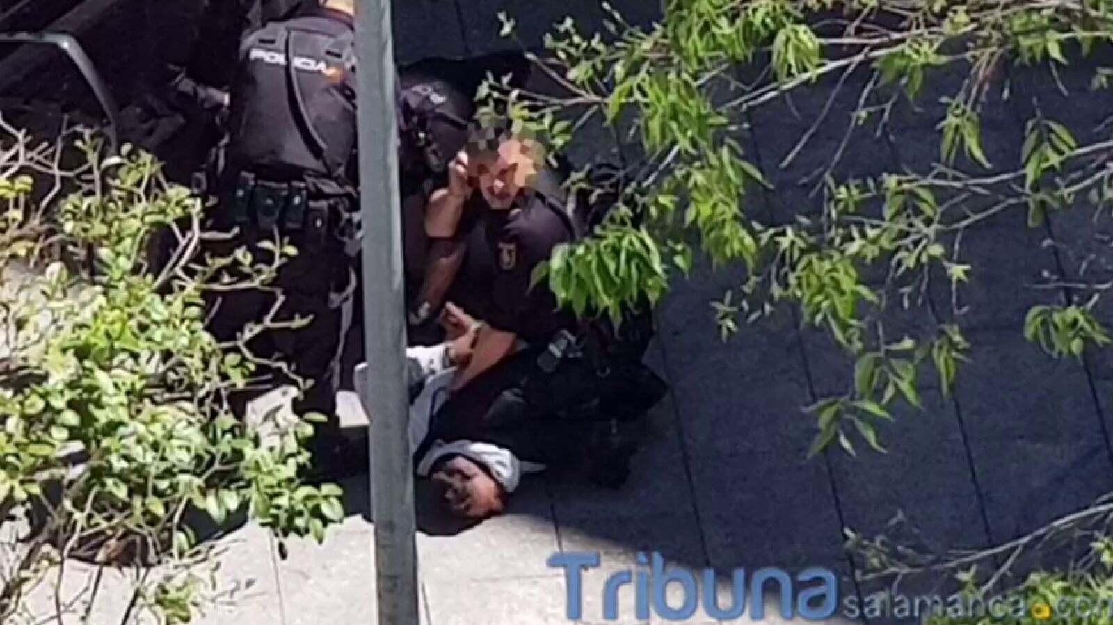Un hombre apuñala a su expareja en una plaza de Salamanca