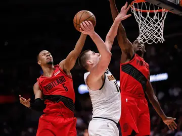 Hood y Aminu defienden a Jokic Hood y Aminu defienden a Jokic