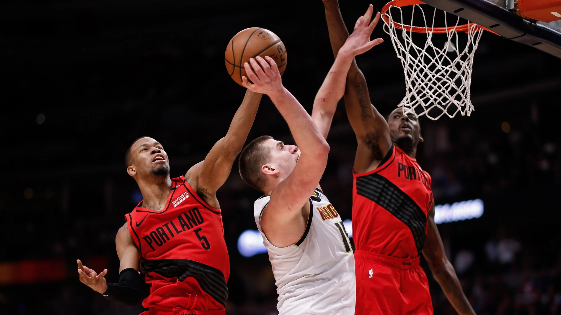 Hood y Aminu defienden a Jokic Hood y Aminu defienden a Jokic