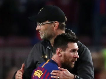 Klopp y Messi se saludan tras el partido