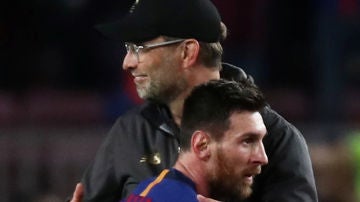 Klopp y Messi se saludan tras el partido