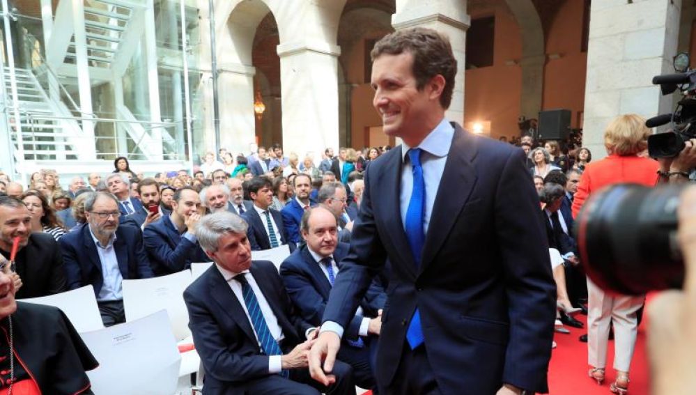 Pablo Casado evita saludar a Ángel Garrido