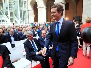 Pablo Casado evita saludar a Ángel Garrido Pablo Casado evita saludar a Ángel Garrido