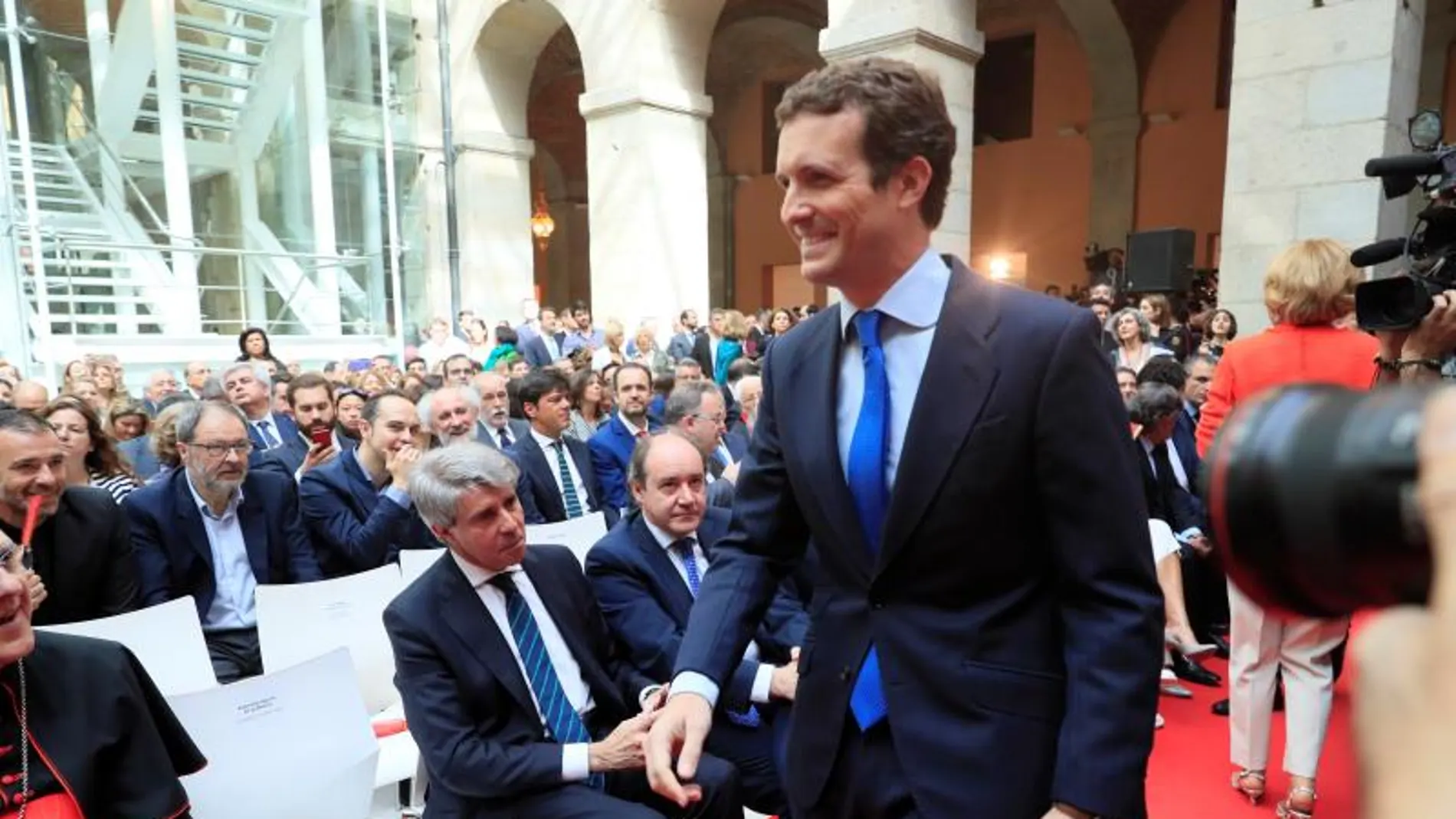 Pablo Casado evita saludar a Ángel Garrido Pablo Casado evita saludar a Ángel Garrido