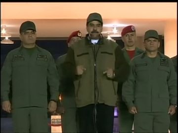 Maduro exige a los militares desarmar a los "traidores" y "golpistas" Maduro exige a los militares desarmar a los "traidores" y "golpistas"