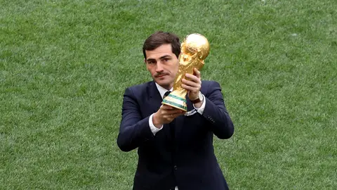 Iker Casillas sostiene la Copa del Mundo Iker Casillas sostiene la Copa del Mundo