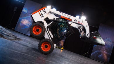 La emocionante noche de Jordi Évole en 'El Hormiguero 3.0' acaba llena de adrenalina con el show de Jake Hatch, especialista en conducción de miniexcavadoras