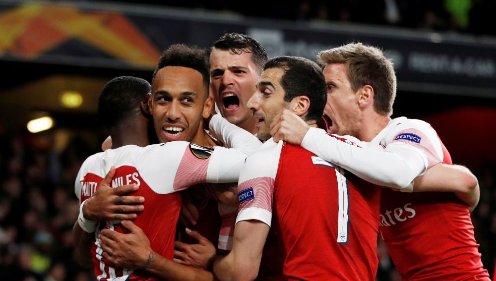 Aubameyang celebra con sus compañeros uno de sus goles en el Arsenal
