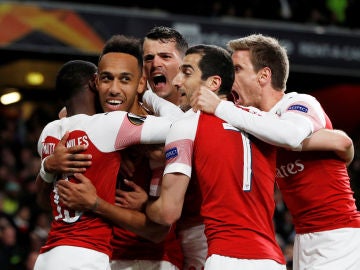 Aubameyang celebra con sus compañeros uno de sus goles en el Arsenal