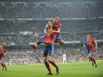 Piqué celebra su gol en el 2-6 del Barça en el Bernabéu