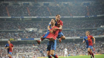 Piqué celebra su gol en el 2-6 del Barça en el Bernabéu