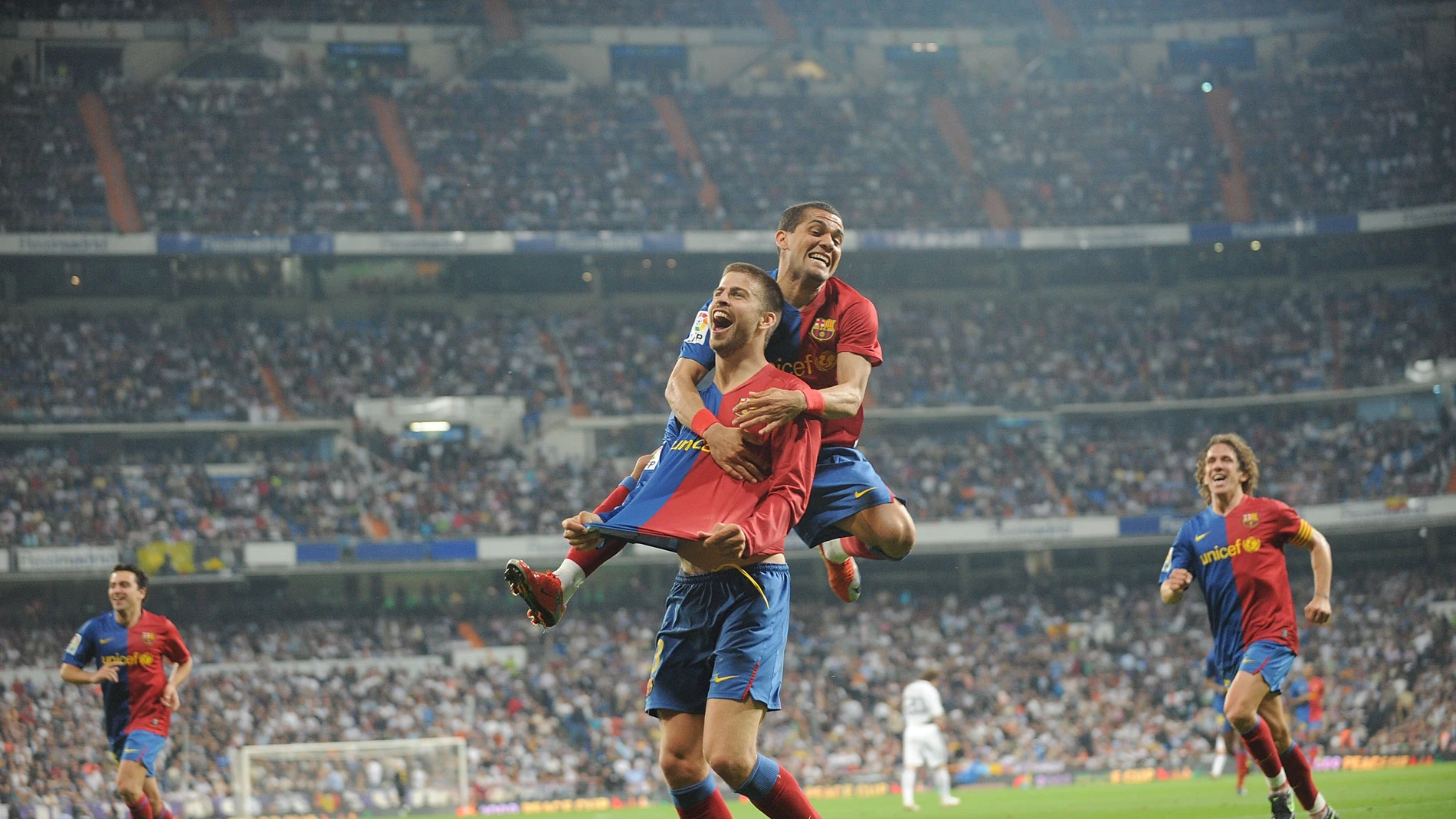 Piqué celebra su gol en el 2-6 del Barça en el Bernabéu Piqué celebra su gol en el 2-6 del Barça en el Bernabéu