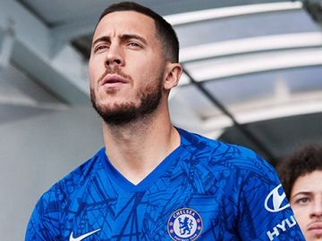 Hazard posando con la nueva camiseta del Chelsea