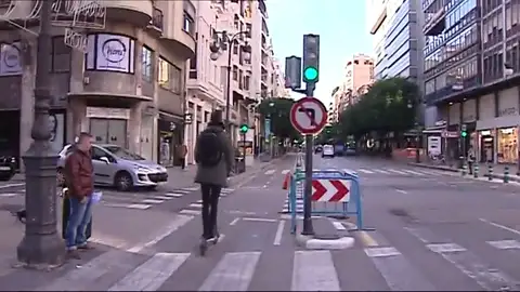 Un ciudadano circula por una calle en un patinete. Herido de gravedad el conductor de un patinete tras chocar contra una moto en Valencia