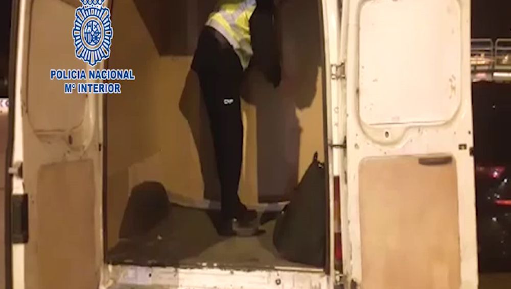 Descubren a cuatro inmigrantes escondidos en el doble fondo de una furgoneta en Ceuta