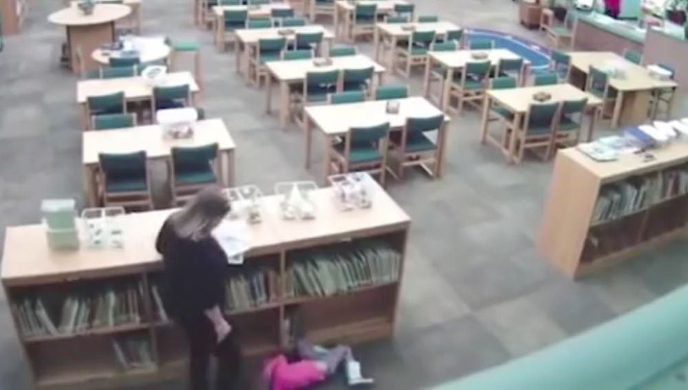 La profesora dando una patada a la niña