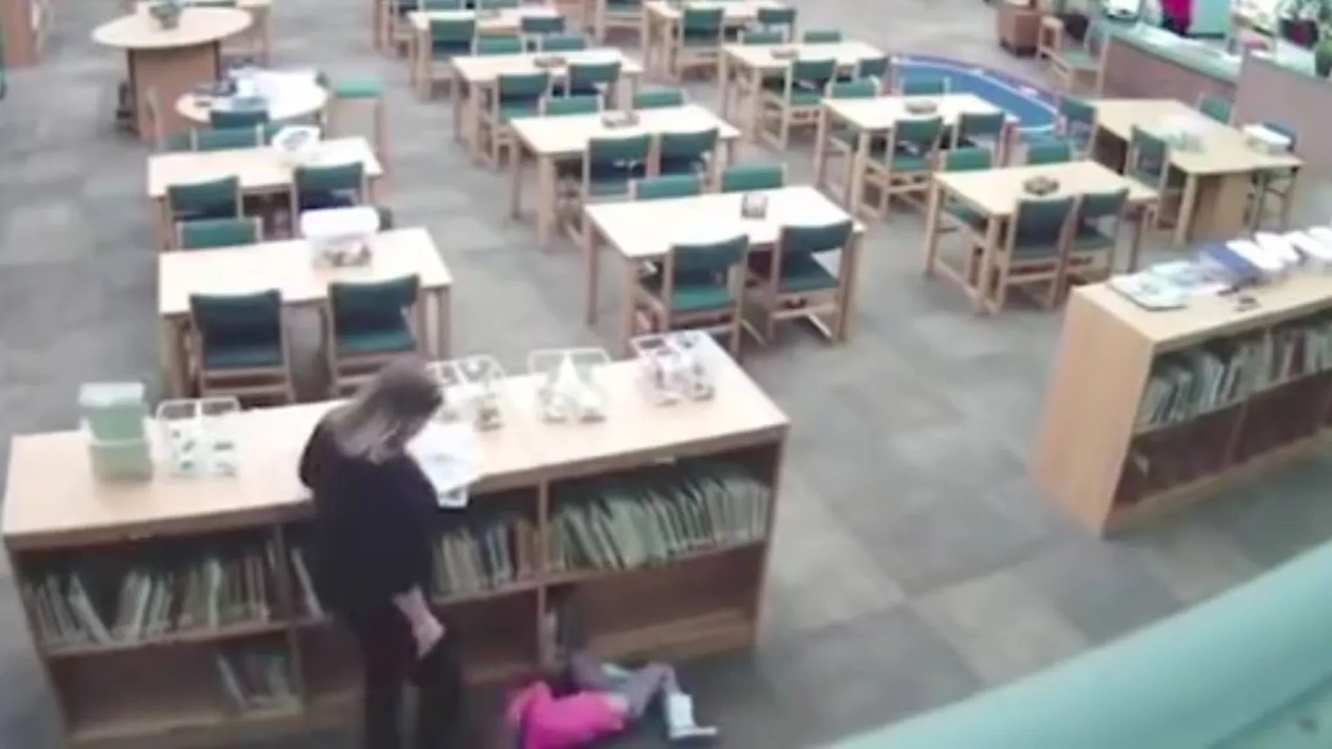 La profesora dando una patada a la niña La profesora dando una patada a la niña