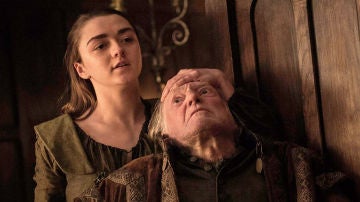 Escena en la que Arya mata a Walder Frey en 'Juego de Tronos'