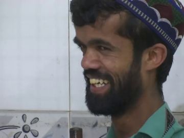 El actor Peter Dinklage encuentra a su doble en Pakistán: un joven camarero de 26 años en la ciudad de Rawalpindi El actor Peter Dinklage encuentra a su doble en Pakistán: un joven camarero de 26 años en la ciudad de Rawalpindi