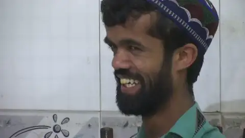 El actor Peter Dinklage encuentra a su doble en Pakistán: un joven camarero de 26 años en la ciudad de Rawalpindi El actor Peter Dinklage encuentra a su doble en Pakistán: un joven camarero de 26 años en la ciudad de Rawalpindi