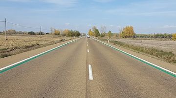 Carretera con líneas verdes