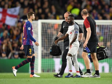 Naby Keita se retira lesionado en el partido frente al Barça