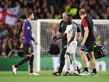 Naby Keita se retira lesionado en el partido frente al Barça Naby Keita se retira lesionado en el partido frente al Barça