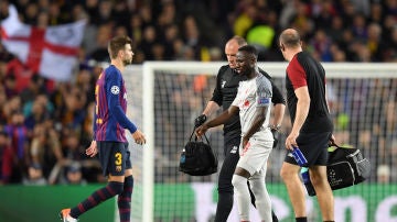 Naby Keita se retira lesionado en el partido frente al Barça