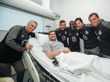 Iker Casillas, en el hospital con sus compañeros