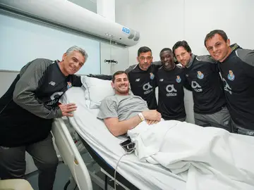 Iker Casillas, en el hospital con sus compañeros Iker Casillas, en el hospital con sus compañeros