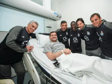 Iker Casillas, en el hospital con sus compañeros Iker Casillas, en el hospital con sus compañeros
