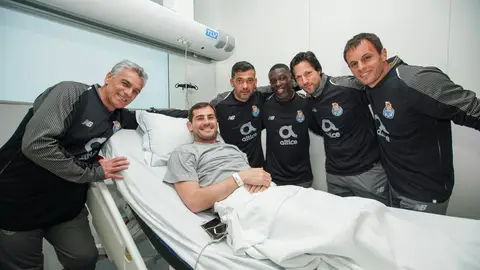 Iker Casillas, en el hospital con sus compañeros Iker Casillas, en el hospital con sus compañeros