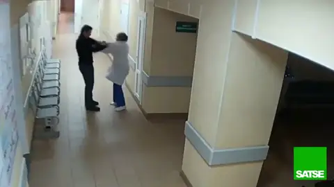 Médicos y enfermeros: una paliza cada dos días Médicos y enfermeros: una paliza cada dos días