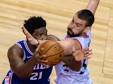 Embiid intenta penetrar a canasta ante la defensa de Marc Gasol Embiid intenta penetrar a canasta ante la defensa de Marc Gasol