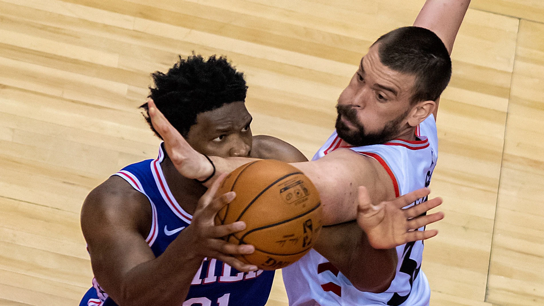 Embiid intenta penetrar a canasta ante la defensa de Marc Gasol Embiid intenta penetrar a canasta ante la defensa de Marc Gasol