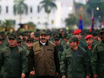 Nicolás Maduro rodeado de militares